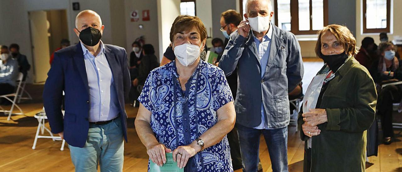 Por la izquierda, Francisco García, Carmen Veiga, Pedro de Silva y Paz Fernández Felgueroso, ayer, durante la presentación de “Caldereta gijonesa” en la Escuela de Comercio.