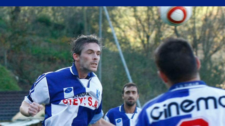 Ángel despeja el balón de cabeza durante un partido del Tuilla.