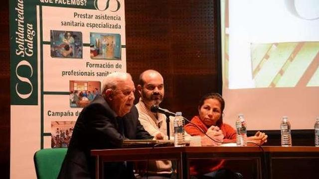 Responsables da ONG xunto ao alcalde de Bueu.  // Gonzalo Núñez
