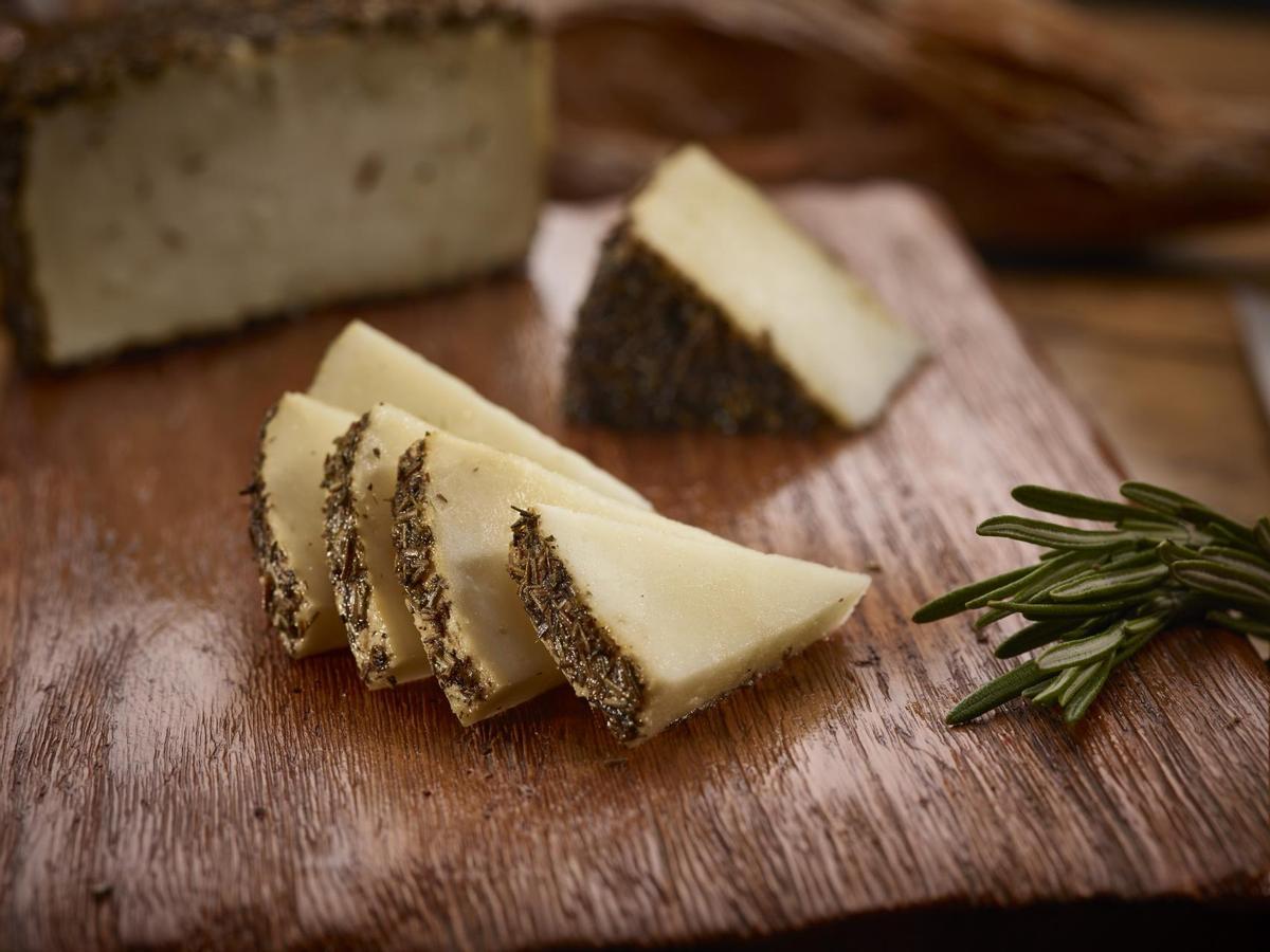 El mejor queso de cabra curado se hace en Málaga.