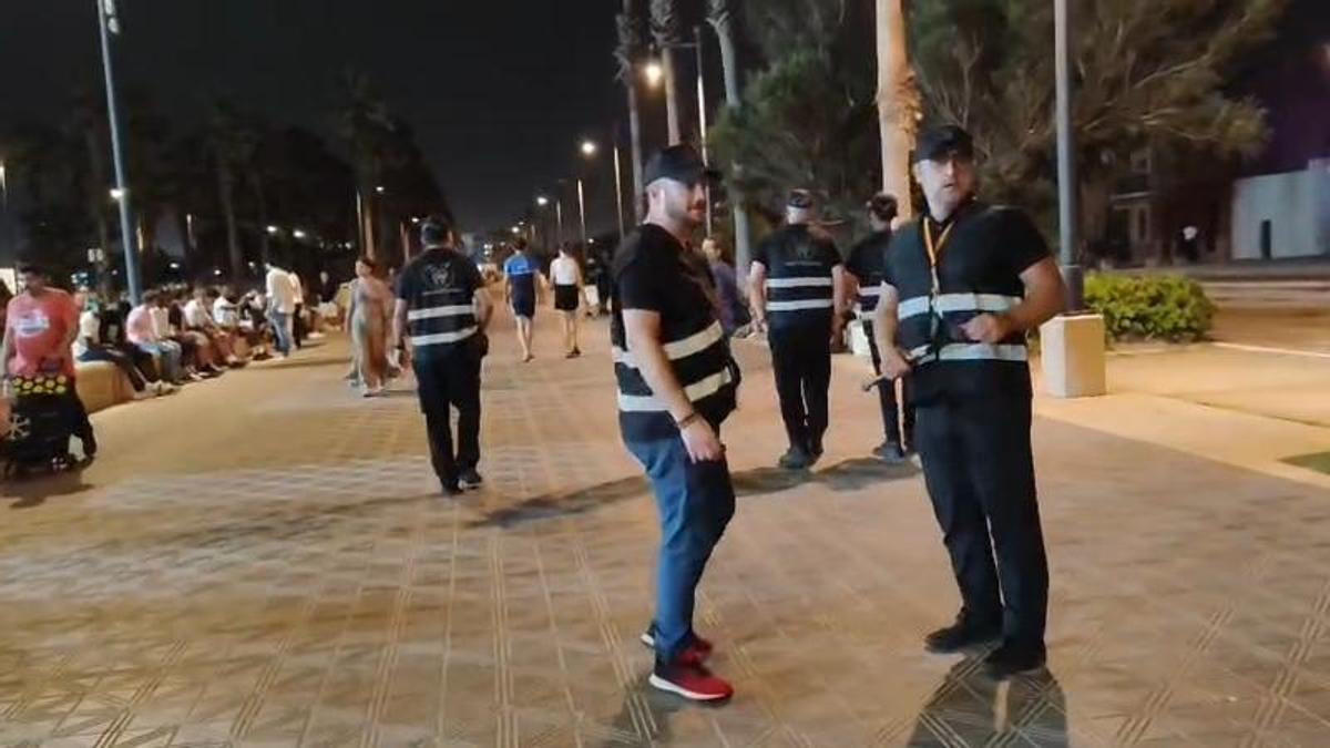 Miembros de la patrulla, por el Paseo Marítimo
