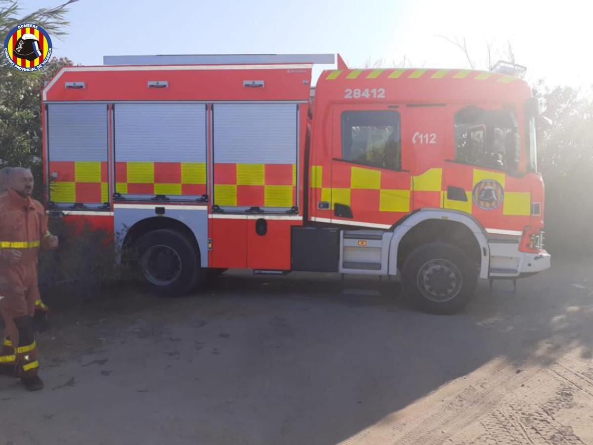 Un camión de los bomberos que han acudido para el rescate de los bañistas ahogados.