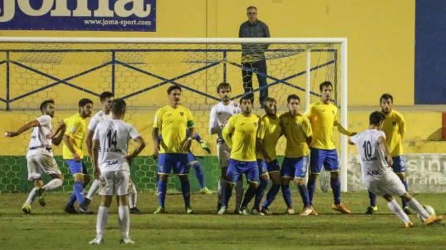 Imagen del partido del pasado domingo entre el Orihuela y el Olímpic de Xàtiva en Los Arcos.