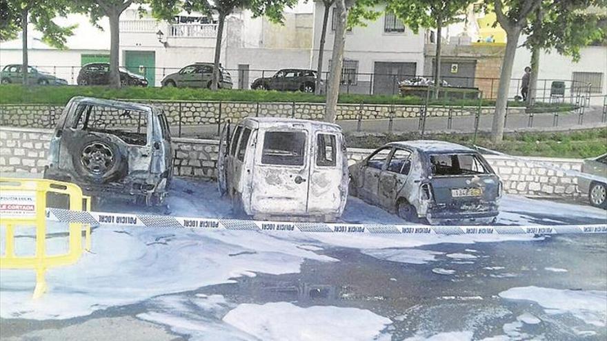 Detenidos dos individuos por calcinar tres turismos en la zona del Junquillo