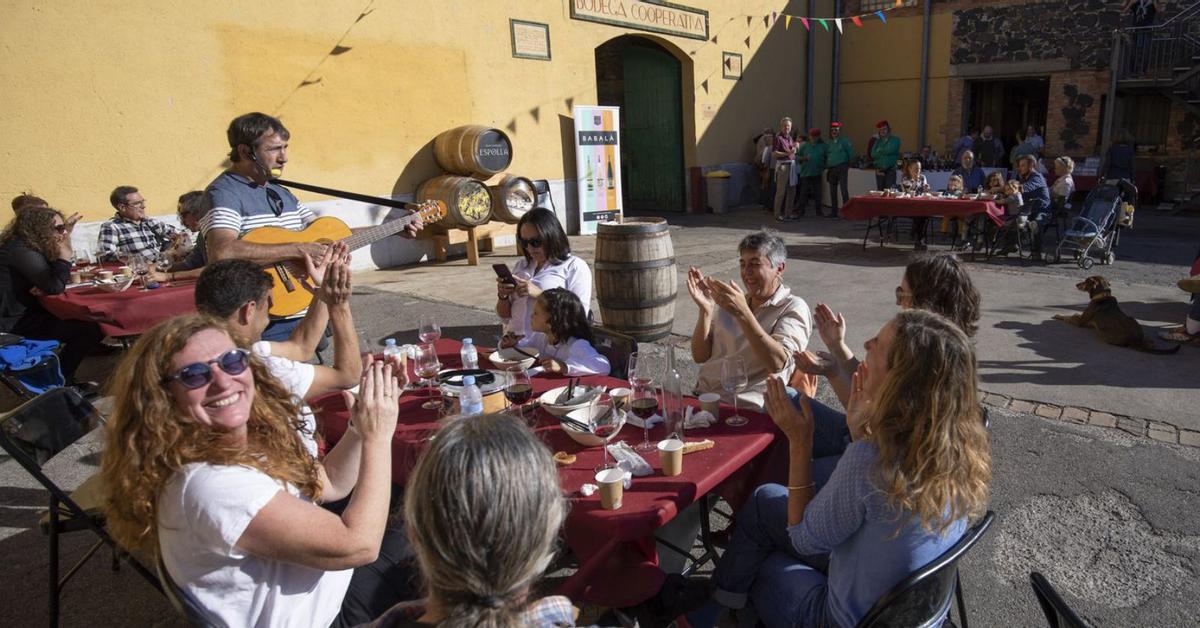 La música i els tastets van maridar amb l’arribada del nou vi de l’any a Espolla. | EDUARD MARTÍ