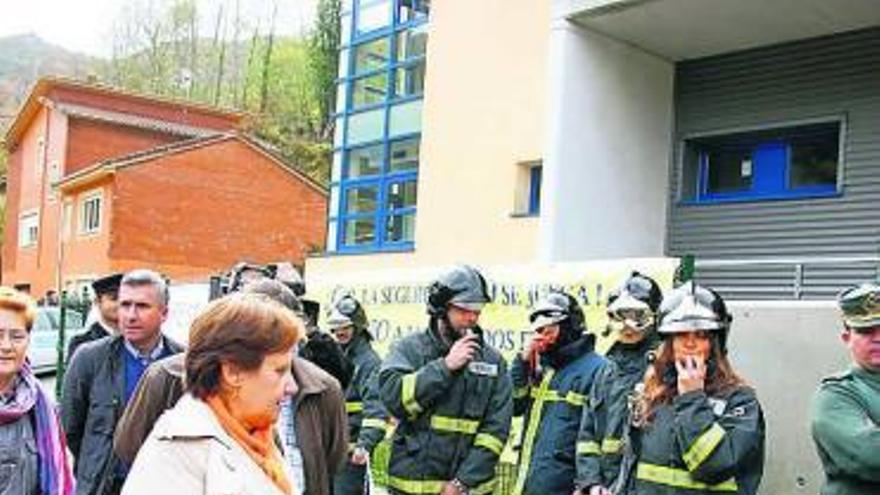 María José Ramos, junto a los bomberos participantes en la protesta.