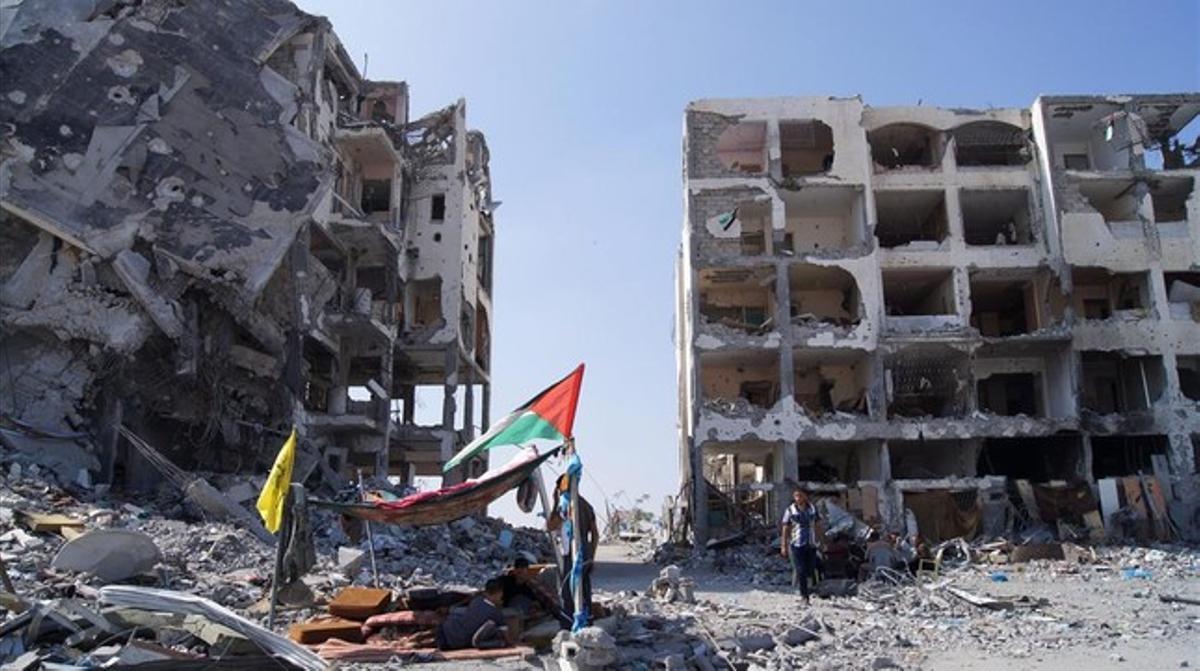 Vista general, aquest dimecres, d’edificis d’apartaments destruïts per bombardejos israelians a Gaza.