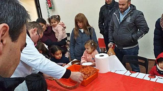 En la primera imagen, los niños aprenden a elaborar chorizos. En la foto de la derecha, asado tradicional de castañas en la calle.