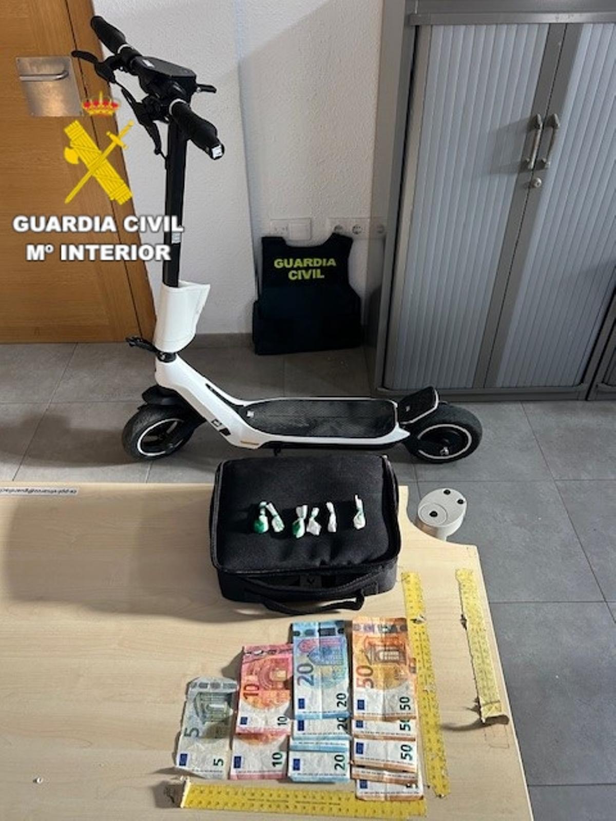 Droga y dinero incautado al ahora detenido.