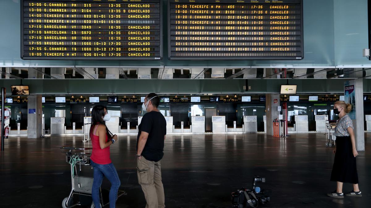 El aeropuerto de La Palma está inoperativo por acumulación de ceniza