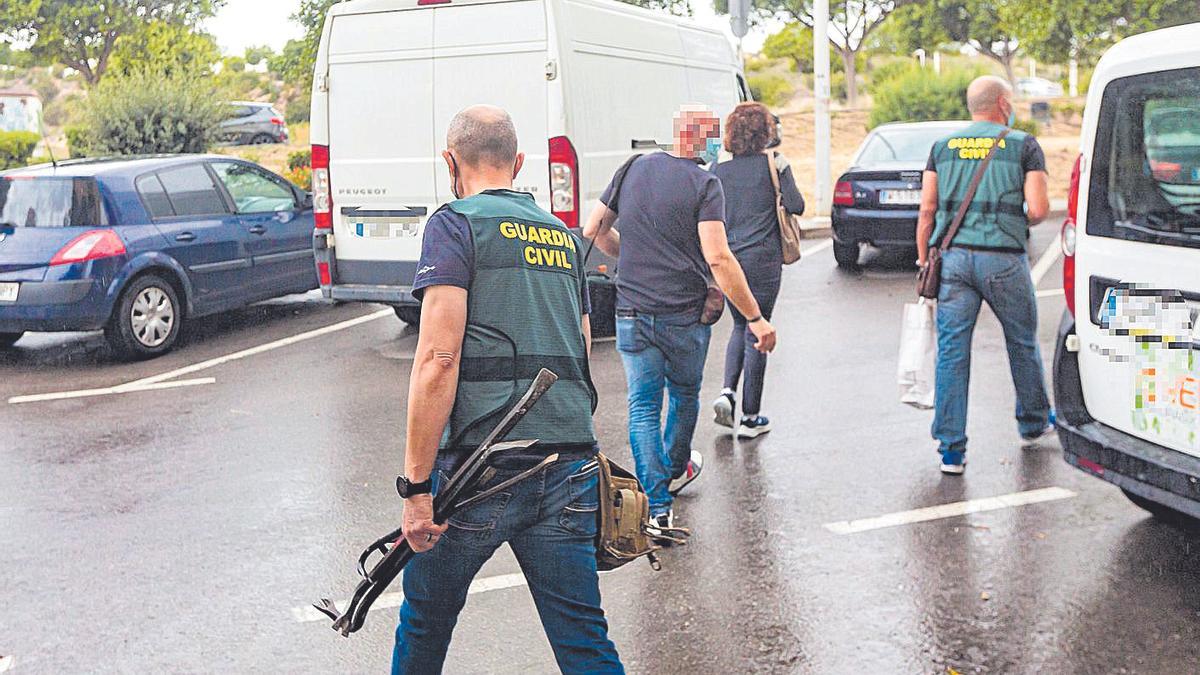 Investigadores de la Guardia Civil tras registrar la casa del detenido.