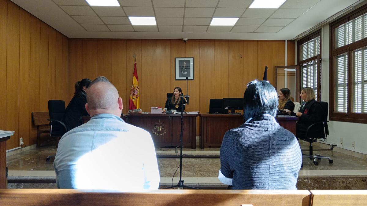 Los dos acusados, ayer en un juzgado de lo penal de Palma.