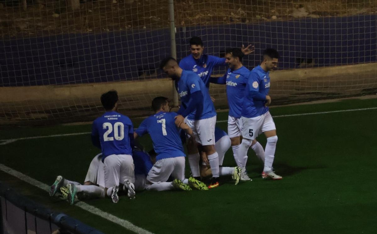 Los jugadores del Burriana celebran el gol de Sergi Montoliu en el campo del Levante B.