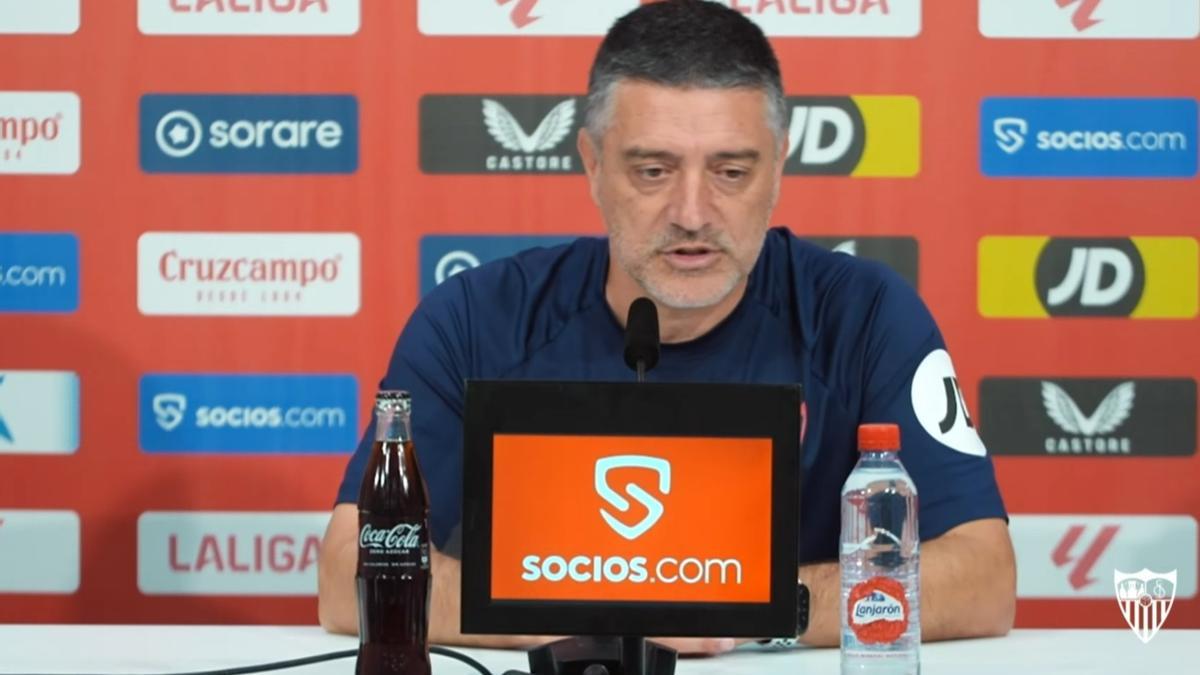 García Pimienta en la rueda de prensa previa al Athletic Sevilla en San Mamés