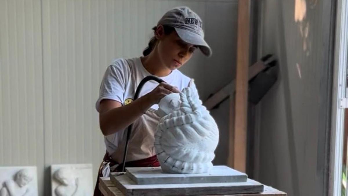 Leticia Miano trabaja en su obra La Pasión