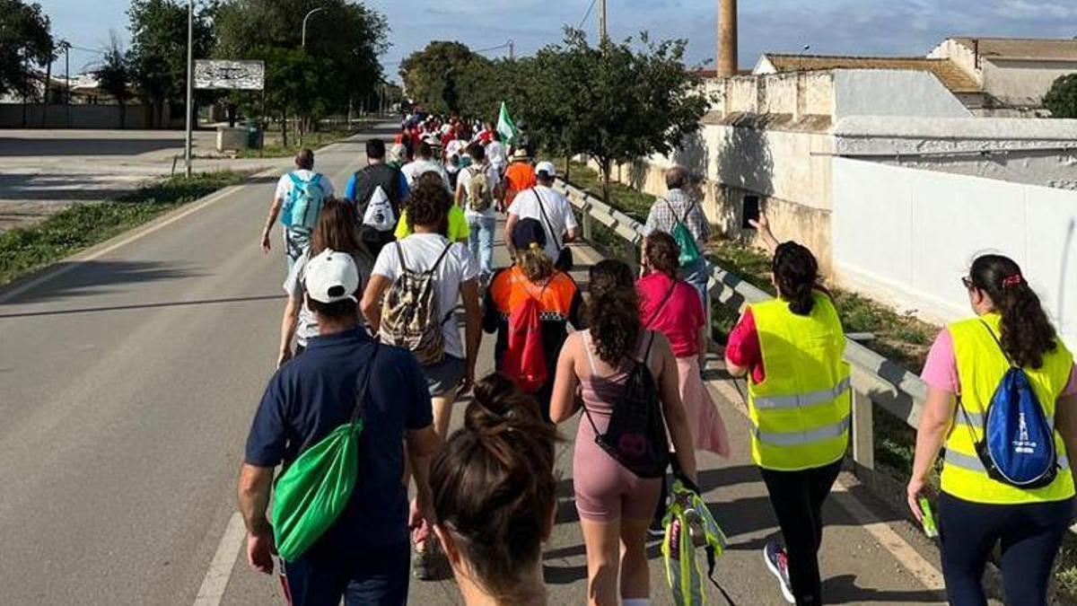 El pueblo de Teba ha organizado este viernes 9 de junio una 'marcha blanca' a pie por la carretera con el fin de &quot;recuperar&quot; todas las horas del servicio de pediatría.