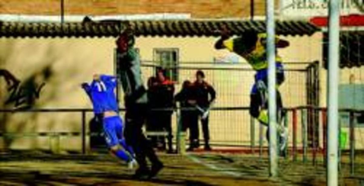 Pola, del Warriors, celebra un gol davant dos mossos al camp municipal del Santa Eulàlia, a l’Hospitalet. Pola, del Warriors, celebra un gol davant dos mossos al camp municipal del Santa Eulàlia, a l’Hospitalet.
