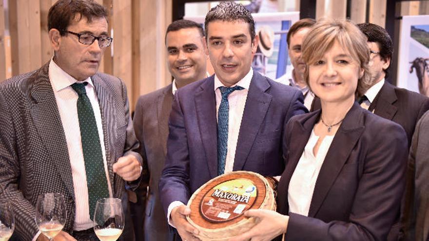 Narvay Quintero enseña a la ministra Isabel García Tejerina el &#039;mejor queso de España&#039;, Maxorata curado untado en pimentón