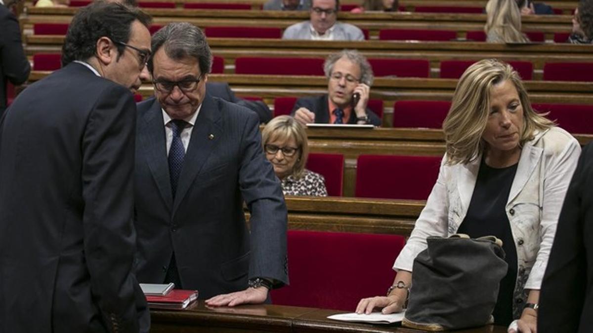 Josep Rull habla con Artur Mas este jueves en el Parlament en presencia de la todavía vicepresidenta Joana Ortega.