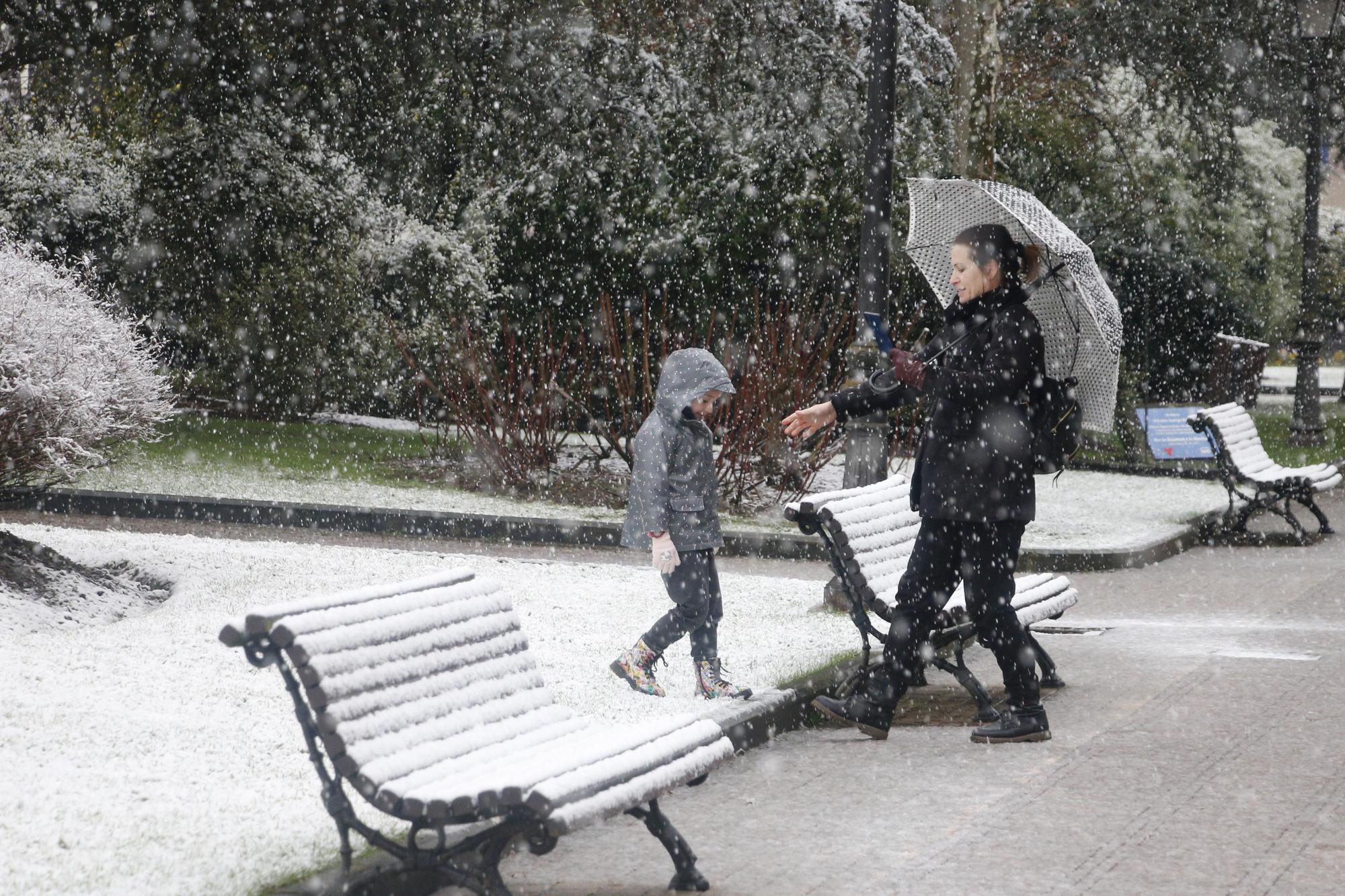 EN IMÁGENES: La borrasca Juliette lleva la nieve casi hasta la costa en Asturias