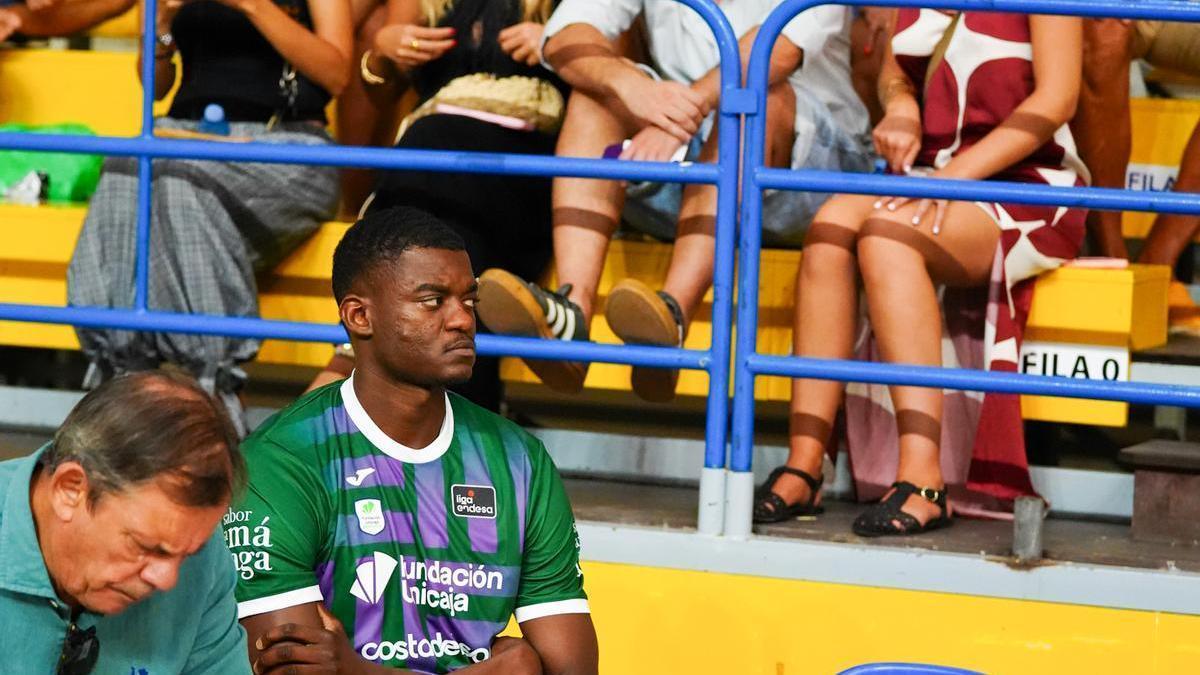 Nzosa, en el banquillo, tras lesionarse en Melilla.