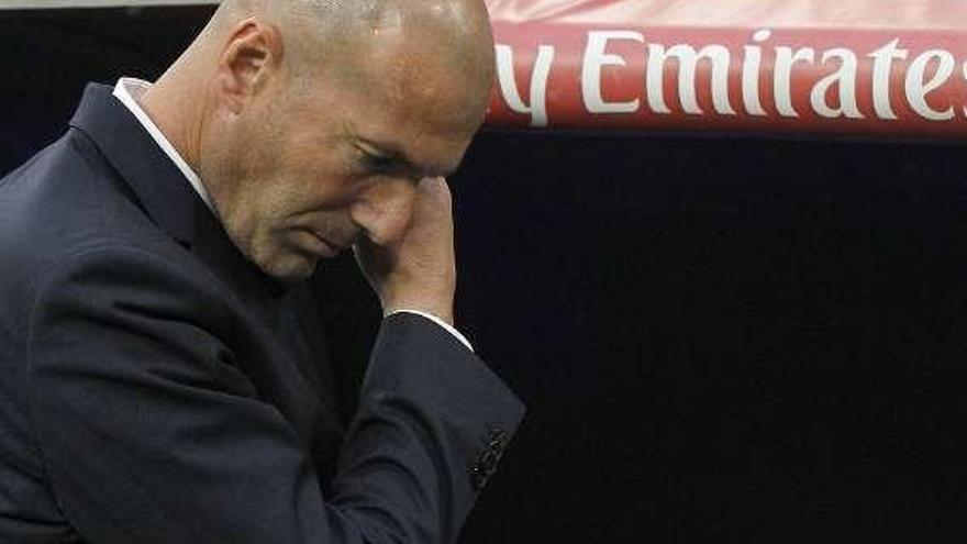 Zidane, cabizbajo, se dirige a su banquillo. // Kiko Huesca