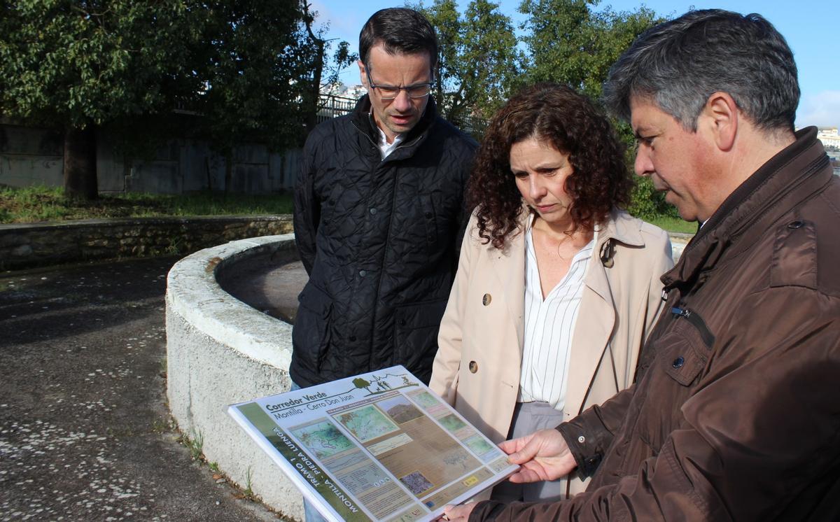 Raque Casado y Rafael Llamas observan el proyecto del futuro corredor verde.