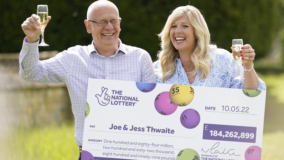 Hätten mit der Vermögensteuer auf Mallorca weniger Spaß: Joe und Jess Thwaite aus England gewannen im Mai 184 Millionen Pfund im Lotto.