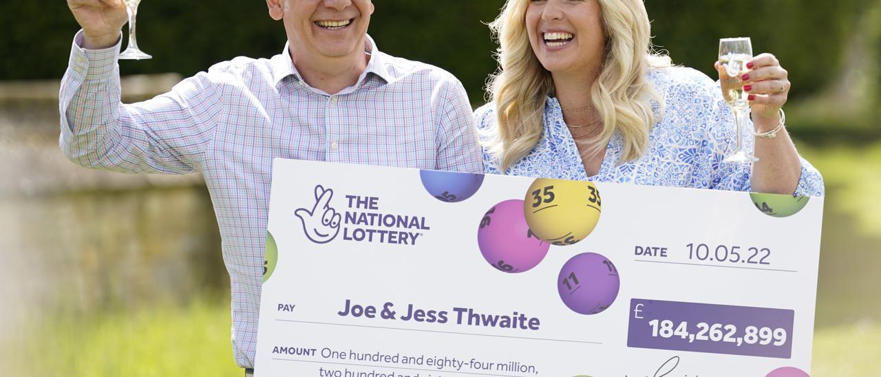 Hätten mit der Vermögensteuer auf Mallorca weniger Spaß: Joe und Jess Thwaite aus England gewannen im Mai 184 Millionen Pfund im Lotto.