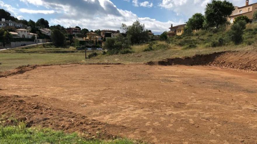 Els treballs per adequar la pista polivalent i al fons els terrenys on hi haurà la pista d&#039;atletisme