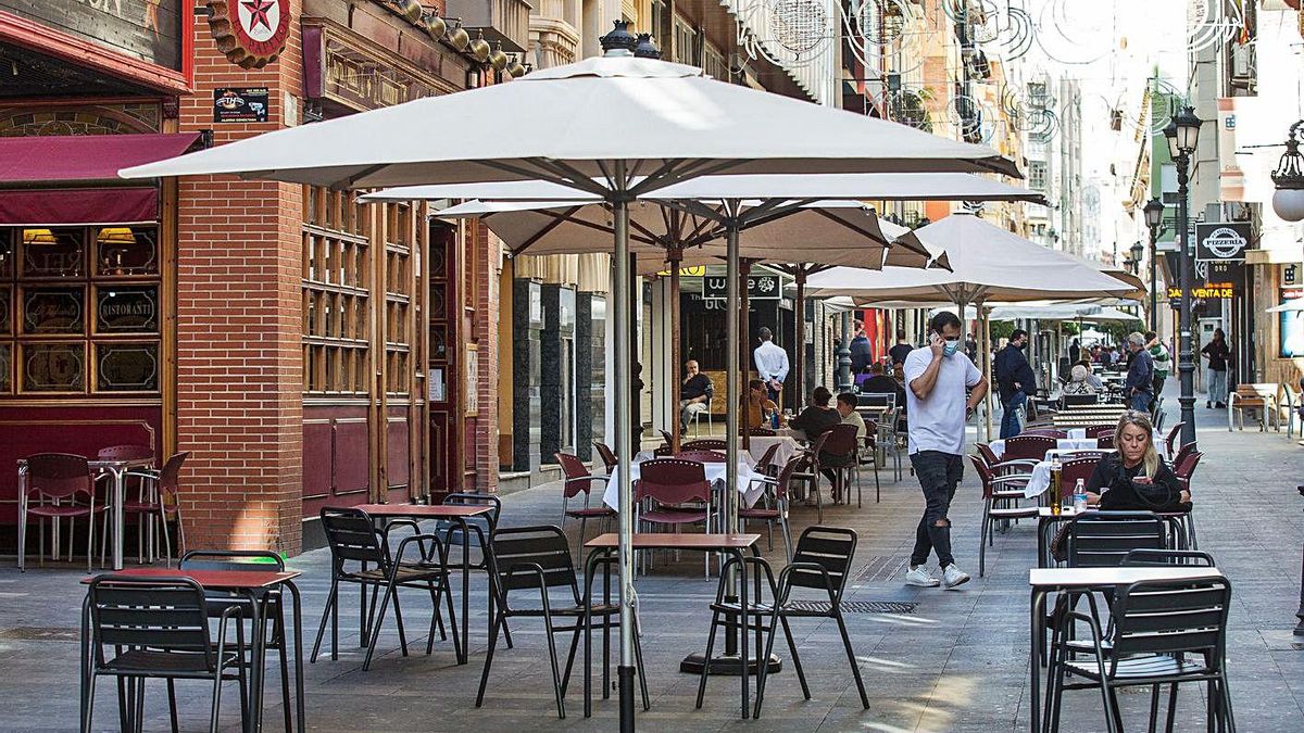 Terrazas «a medio gas» en la calle Castaños de Alicante. | ALEX DOMÍNGUEZ