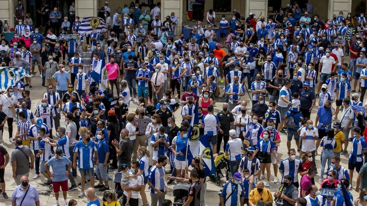 La afición del Hércules protesta por la mala situación del club