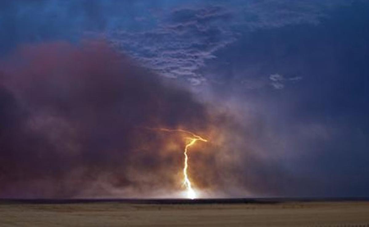 Un llamp cau a prop d’un incendi forestal a Washington (EUA).