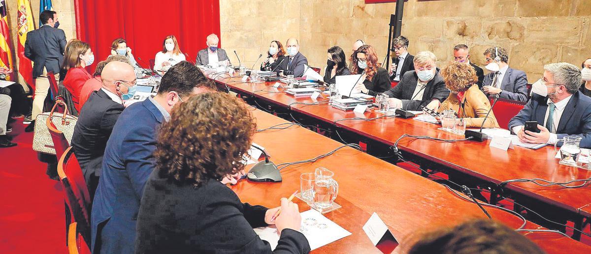 Francina Armengol y Fina Santiago, en el Consolat, reunidos con los europarlamentarios que investigan la explotación de menores.