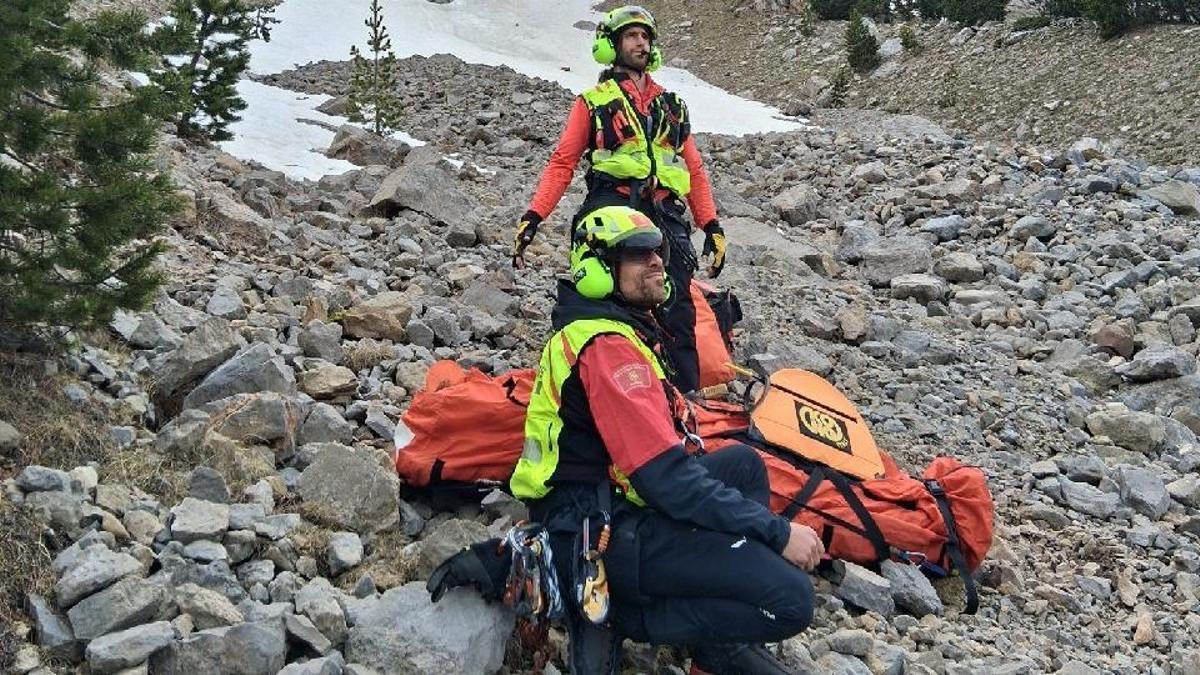 Una dona ferida a al canal d’Ordiguer atesa pels Bombers a l'espera de l'helicòpter