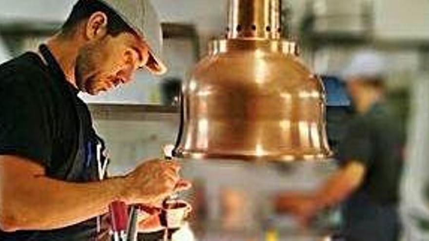 Álvaro Sanz, preparando un plato en Es Tragón.