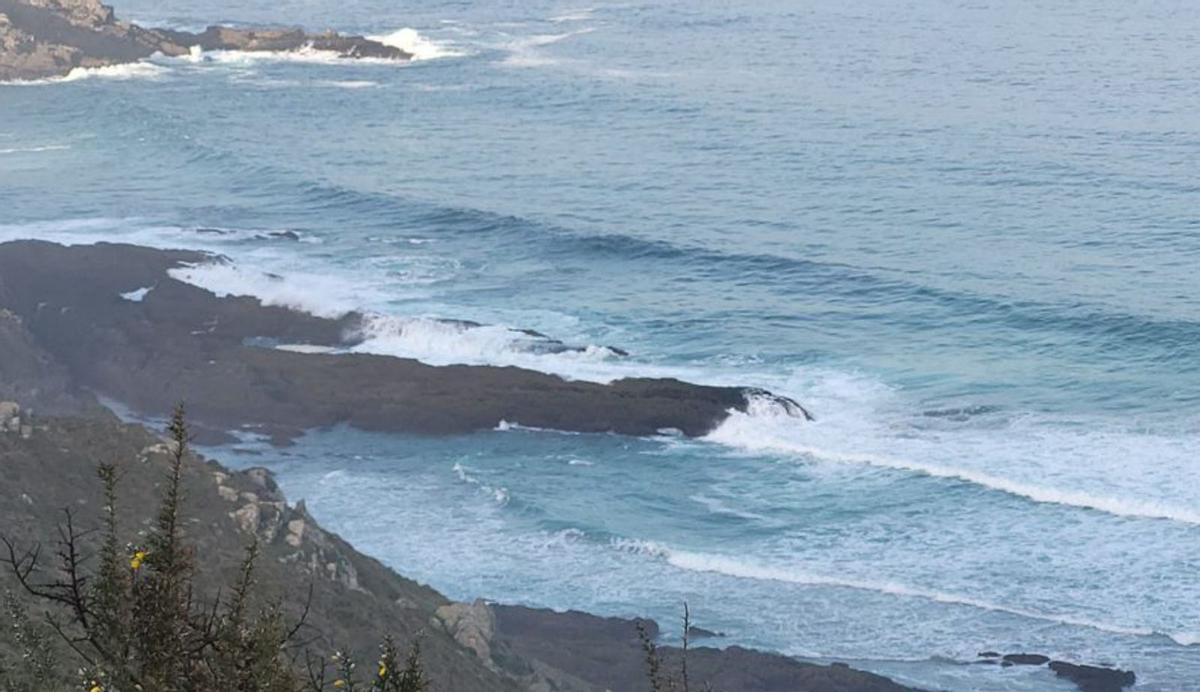 Una de las zonas escarpadas de Cangas a las que se considera arriesgado acceder desde tierra y por mar.   | //  FDV