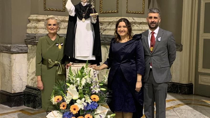 Mariví Borrell, Macu Atienza y Pere Fuset, con el «pare Vicent».