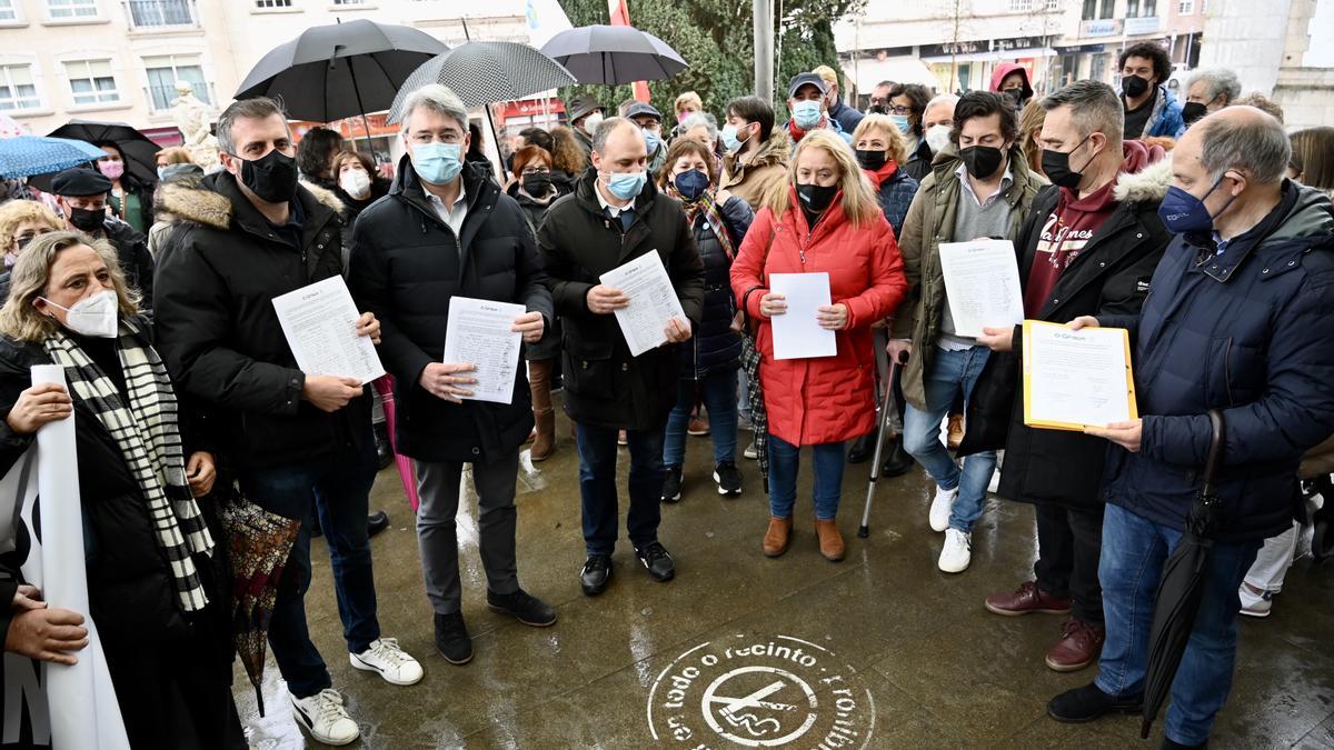 Los representantes políticos y vecinos que hace días acudieron a Pontevedra para entregar las firmas que urgen mejoras y más médicos.