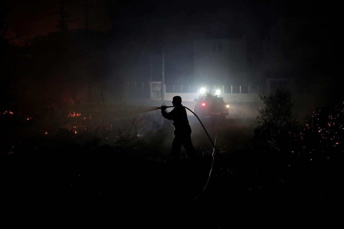 Los bomberos luchan día y noche contra las llamas.