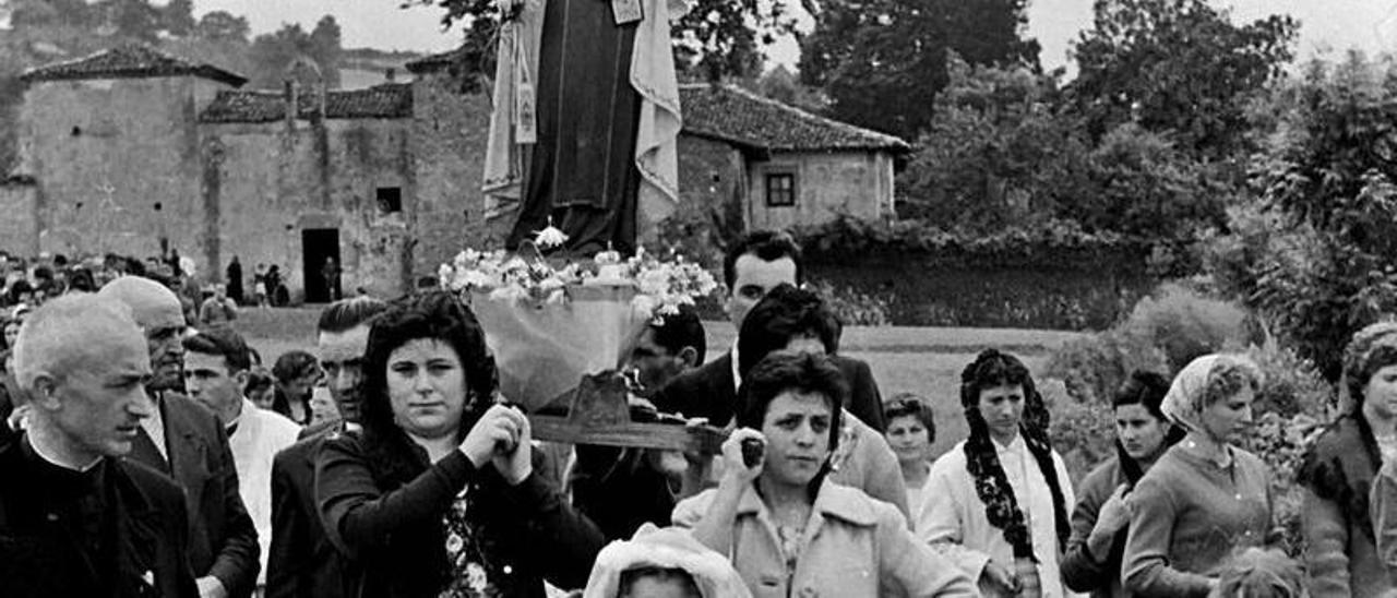 Procesión de la romería del Carmen de Tamargo en 1959. | Foto de José M.ª González Villanueva