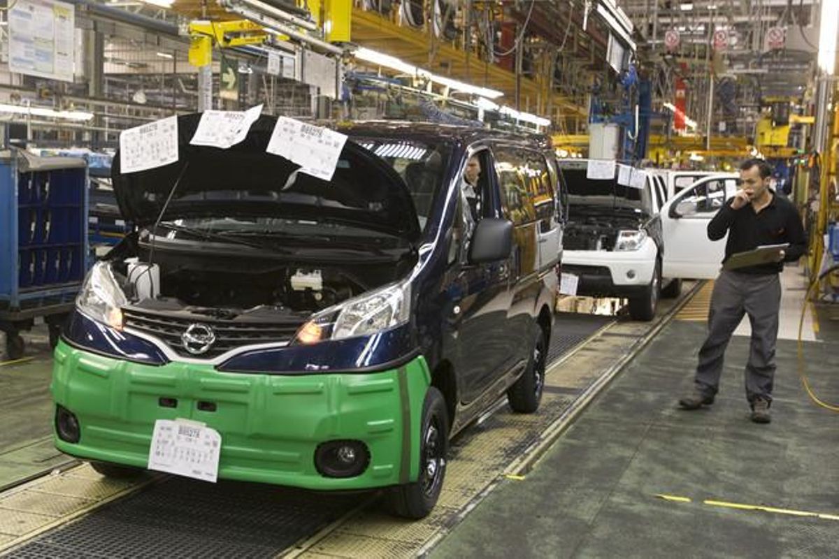 Un operari, en la línia de muntatge d’un dels vehicles que es fabrica a la planta de la Zona Franca. Un operari, en la línia de muntatge d’un dels vehicles que es fabrica a la planta de la Zona Franca.