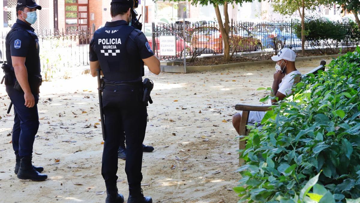 Tres policías multan a un ciudadano en el parque de Floridablanca. Juan carlos caval