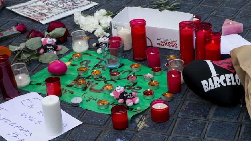 Los ciudadanos dejan flores y velas en Las Ramblas para rechazar la violencia