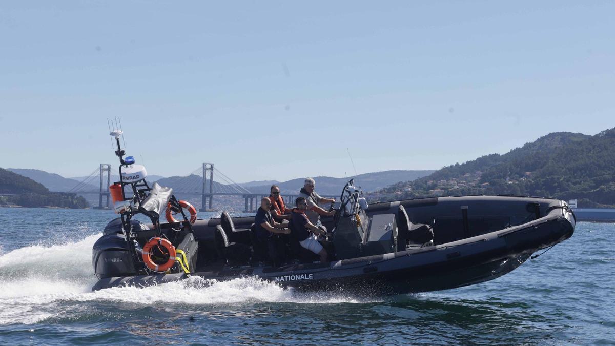 Prueba de una de las semirrígidas de Narwhal Boats en la ría de Vigo.