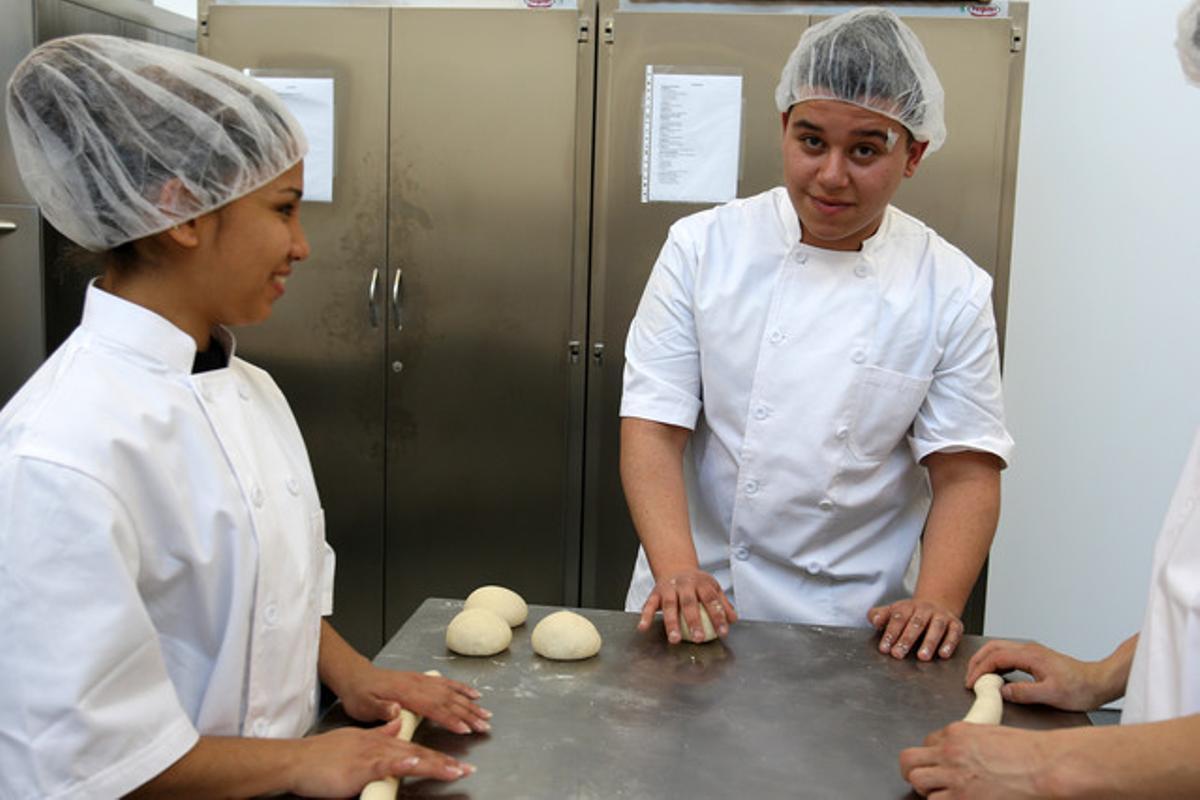 Adrián Rozas pasta pa en una classe pràctica al centre Cal Molins.