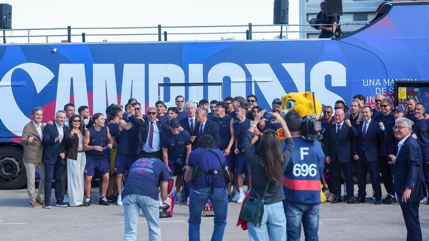 Joan Laporta celebró el título de Liga con la plantilla azulgrana en una rúa multitudinaria