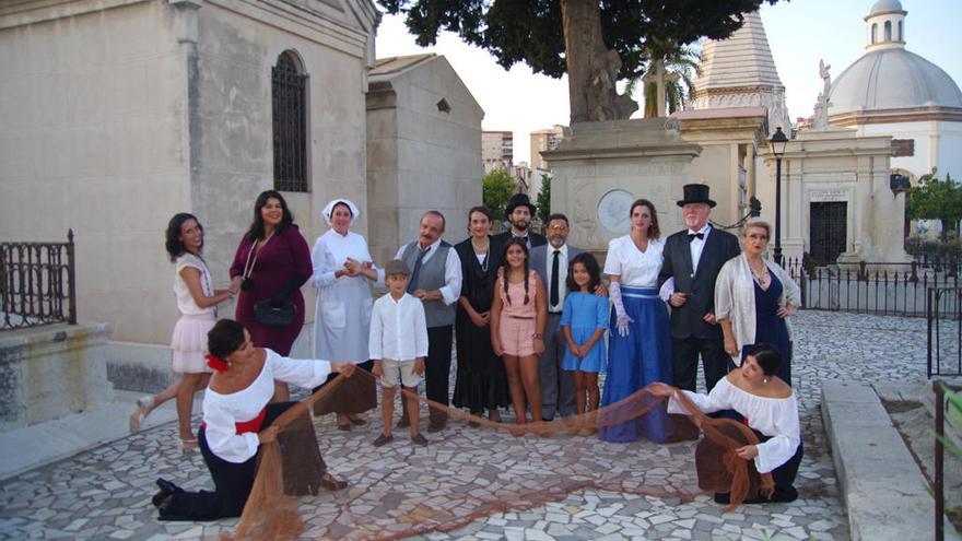 Los actores de Regidores de Málaga, en el Cementerio Histórico de San Miguel.