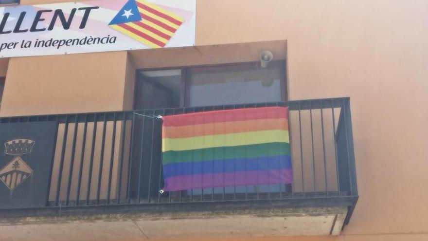 La bandera penjada a la façana de l&#039;Ajuntament