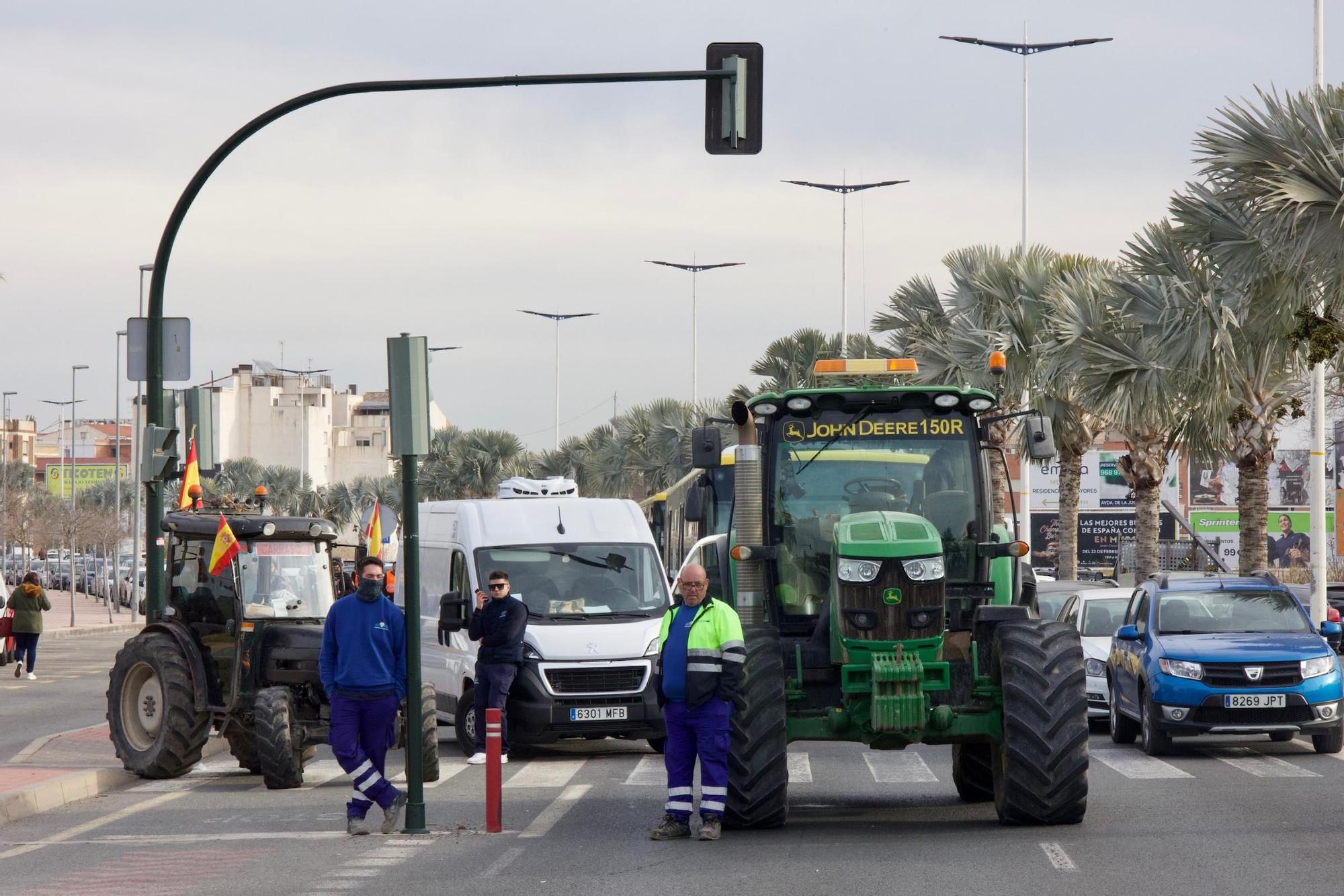 Las imágenes de la protesta de agricultores que ha colapsado el tráfico en Murcia